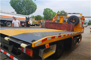 新建附近拖车电话号码服务